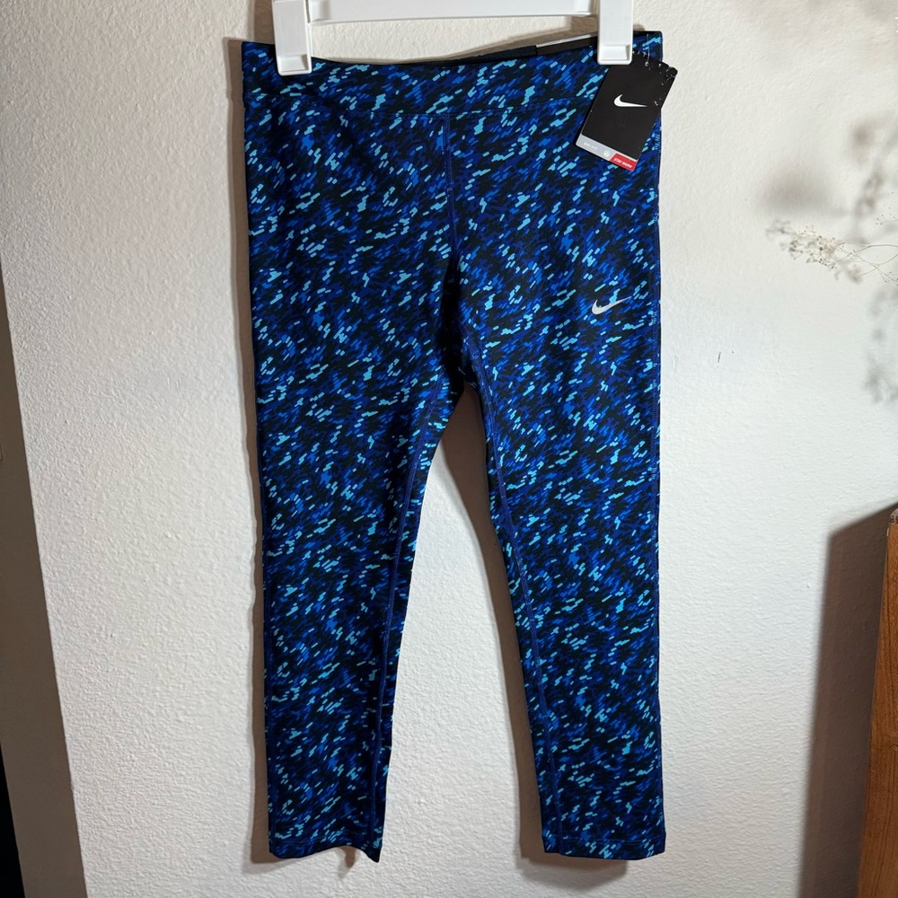 Nike Dri-FIT Essential Tight-Fit Crop Leggings